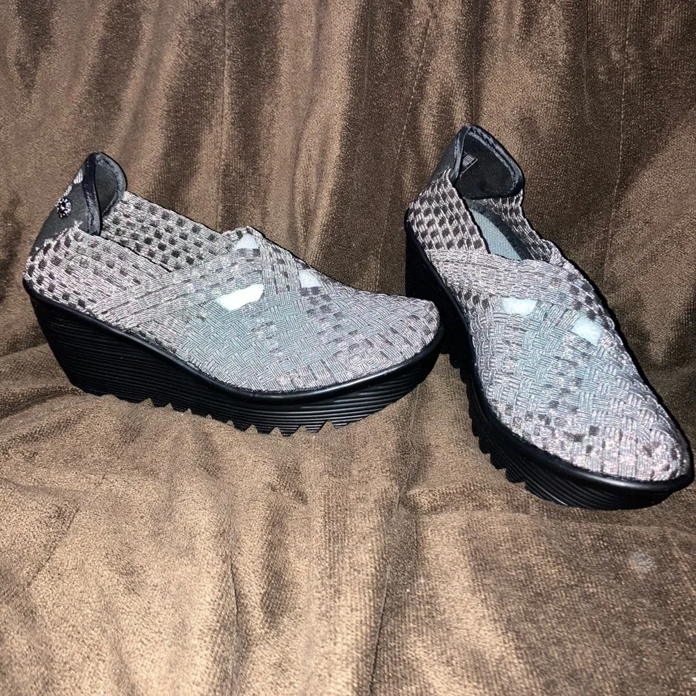 bernie mev. Women's Shimmering Gray Woven Wedges - Picture 1 of 5